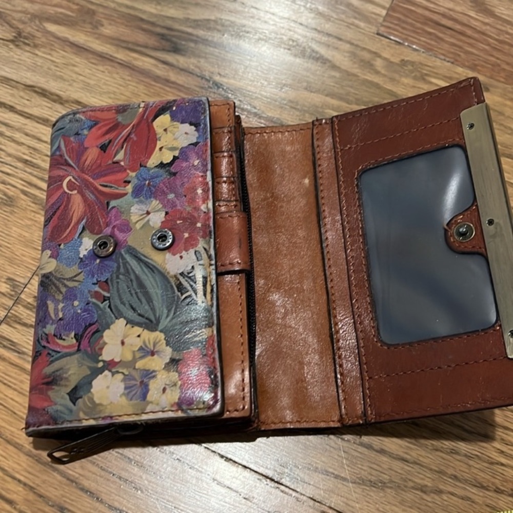 - Patricia nash unique style wallet ;00d condition!
